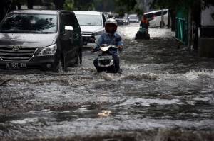 Jalan Panjang Langganan Banjir, Dua Sudis Jakarta Barat Bahu Membahu Normalisasi Saluran