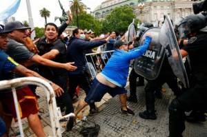 Ingin Lihat Peti Mati Maradona, Fans Bentrok dengan Petugas Kepolisian