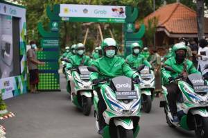Grab Hadirkan Sepeda Motor Listrik dan Stasiun Penukaran Baterai Kendaraan Listrik Umum di Bali