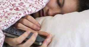 Empat Bahaya Tidur Dekat Ponsel