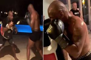 Serudukan Mike Tyson Nyaris Bikin Jawara MMA Terjengkang