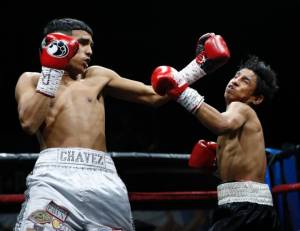 Beda Nasib si Kembar Barrientes: Chavez Menang TKO, Angel Kalah KO