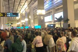 Netizen Tanggapi Kerumunan di Bandara Soetta: Yang Nggak Boleh Berkerumun Itu Cuma HRS & FPI!