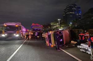 Truk Boks dan Dump Truck Kecelakaan di Tol Dalam Kota