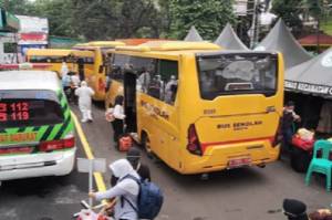 Puluhan Pasien Covid-19 Diangkut dari Puskesmas Ciracas Menggunakan Bus Sekolah
