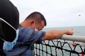 Tangis Keluarga Korban Sriwijaya Air SJ-182 Pecah saat Lakukan Tabur Bunga di Titik Jatuhnya Pesawat