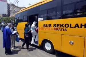 Covid-19 Menggila, Begini Sibuknya Bus Sekolah di Jakarta Evakuasi Pasien