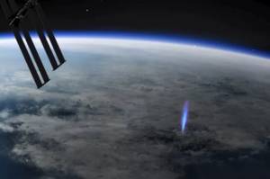 Stasiun ISS Menangkap Fenomena Kilat Biru dari Bumi ke Luar Angkasa