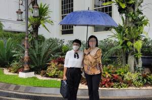 Satu Payung Berdua, Sri Mulyani dan Menlu Retno Nostalgia Masa SMA 3 di Semarang