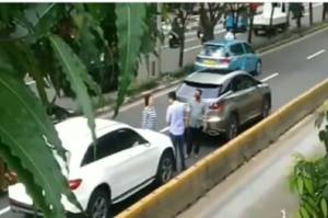 Dua Pengendara Mobil Mewah Adu Bacot di Jalan Pramuka, Netizen: Bikin Macet Aja Orang Kaya