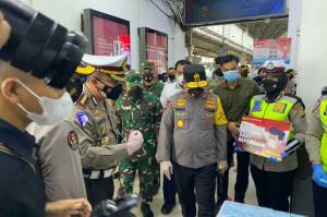 Pangdam Jaya dan Kapolda Metro Tinjau Penerapan Prokes di Stasiun Kota