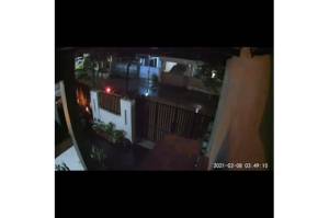 Panjat Pagar Rumah, Komplotan Pencuri Gasak Spion mobil di Bekasi