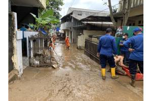 Banjir di Pasar Minggu Mulai Surut, Warga Sibuk Bersihkan Lumpur