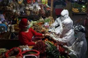 Jokowi Sebut Pedagang Pasar hingga Karyawan Mall  Bisa Didahulukan Vaksinasinya
