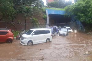 U-Turn Jalan Ahmad Yani Kota Bekasi Tergenang Air