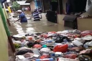 Malam Ini Sebagian Jakarta Barat Masih Terendam Banjir