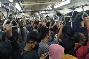 Duh, Transjakarta dan KRL Kerap Langgar Kapasitas Penumpang
