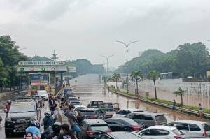Terendam Banjir, Tol TB Simatupang bak Sungai Baru di Jakarta