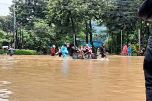 Dikepung Banjir, Pengendara Bingung Keliling Jakarta Selatan