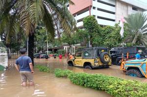 Mobil Mercy hingga Alphard Terendam Banjir di Kemang, IOF Turun Tangan