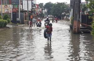 Terendam Banjir, Akses Jalan Penghubung Bekasi-Jakarta Masih Terputus