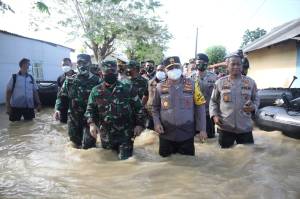 Pangdam dan Kapolda Nekat Menerobos Banjir di Titik Jebolnya Tanggul Sungai Citarum