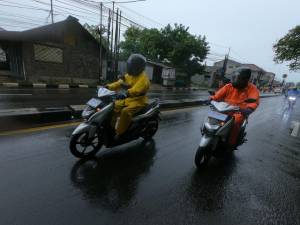 Lima Cara Pintar Hindari Bahaya Saat Naik Motor di Musim Hujan