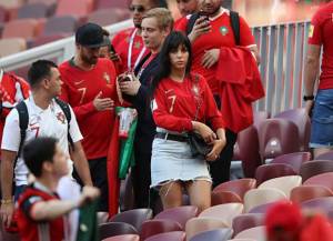 Georgina Rodriguez Kenakan Tanktop Pink saat Nonton Bola di Stadion