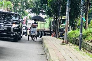 Rem Blong, Truk Pengangkut Pasir Hantam Pedestrian dan Tiang Telkom di Bogor