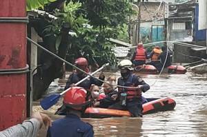 Perahu Evakuasi Terbalik, Ibu dan Anak Ditemukan Tewas Terseret Banjir