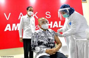 Targetkan Vaksinasi 5 Juta Guru, Jokowi Harap Juli Bisa Belajar Tatap Muka