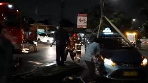 Hindari Motor yang Menyalip, Taksi Tabrak Separator di Jalan Mabes Hankam