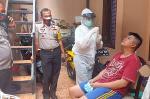 Perkenalkan Treatment Isoman, Cara Polisi Tekan Klaster Keluarga di Jakbar