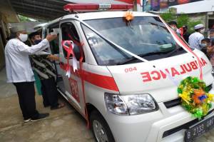 Komunitas Angkatan 86 Serahkan Bantuan Ambulans untuk Masjid Abdurrahman Al-Athiq Bogor