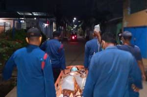 Lahir Prematur, Personel Damkar Evakuasi Ibu dan Bayi ke Bidan