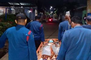 Pemadam Kebakaran Evakuasi Ibu Hamil yang Baru Melahirkan secara Prematur di Jakarta Timur