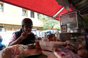 Anies Posting Makan Gudeg di Kaki Lima, Netizen: Keren Cara Bapak Mempromosikan Jakarta