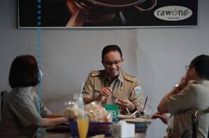 Anies Makan Rawon di Tanjung Barat, Warganet: Terus Promosikan Usaha Warga, Pak!