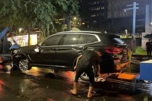 BMW dan Alphard Tabrakan di Senopati Jaksel, Tidak Ada Korban Jiwa