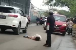 Siapa Wanita Terbaring di Tengah Jalan Sambil Pegang Pisau? Polisi Sebut Begini