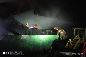 Pemadaman Kebakaran di Pasar Minggu Terkendala Bara Api dan Asap