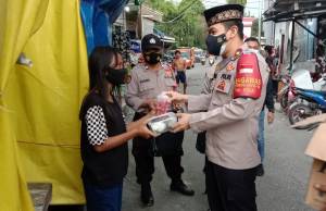 Sisi Lain Giat Polisi saat Bulan Puasa, Bagi-bagi Makanan dan Takjil di Permukiman Padat Penduduk