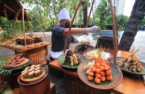 Rileks, Hotel Ini Tawarkan Menikmati Masakan Indonesia di Pinggir Kolam Renang