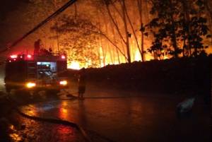 Kebakaran Lapak Ban Bekas di Gunung Putri Bogor, Petugas Kesulitan Lakukan Pemadaman