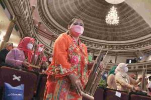 Hari Kartini, Tenaga Kesehatan di Jakarta Main Angklung di Depan Anies