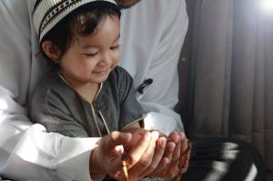 Ramadhan Momen Tepat buat Orang Tua Ajari Anak tentang Kebaikan