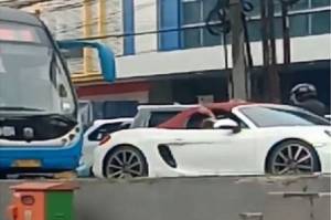 Polisi Buru Mobil Mewah yang Terperangkap di Jalur Transjakarta