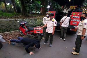 Ngabuburit Tidak Pakai Masker, Belasan Pemotor di Bogor Dihukum Push Up Jelang Buka Puasa