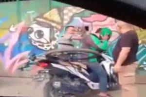 Gara-gara Senggol Mobil di Bekasi, Pengendara Ojol Dibogem Pengemudi Mobil