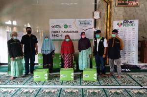 MNC Peduli dan Inisiatif Zakat Indonesia Salurkan Paket Ramadhan di Desa Binaan Bogor